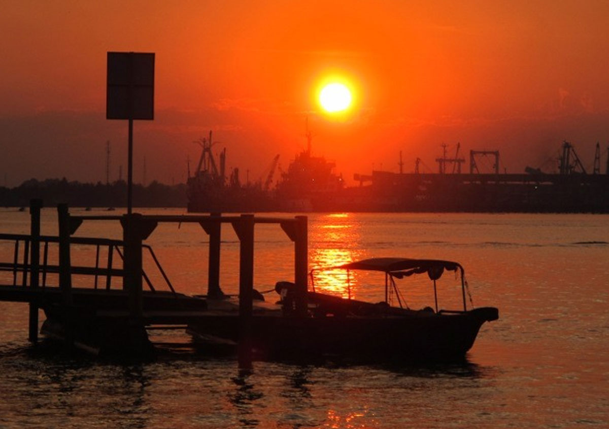 Linimasa Coffee: Santai di Tepi Pantai Tegalkamulyan